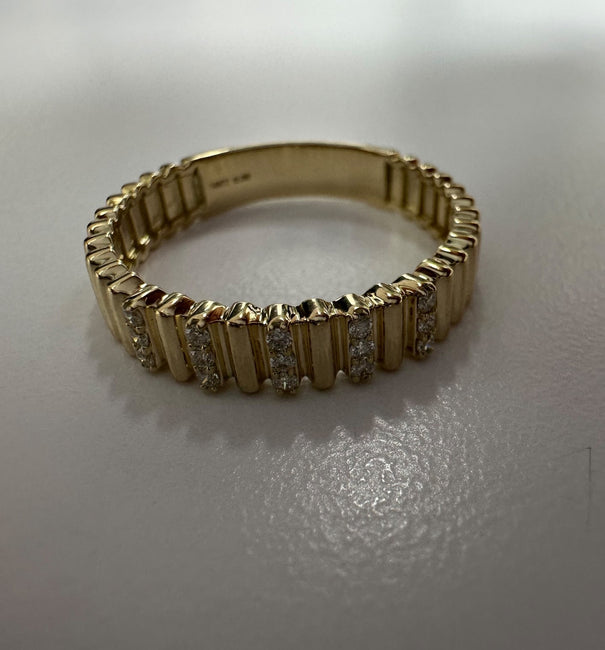 14KT YELLOW GOLD DIAMOND FLUTED STATION BAND RING