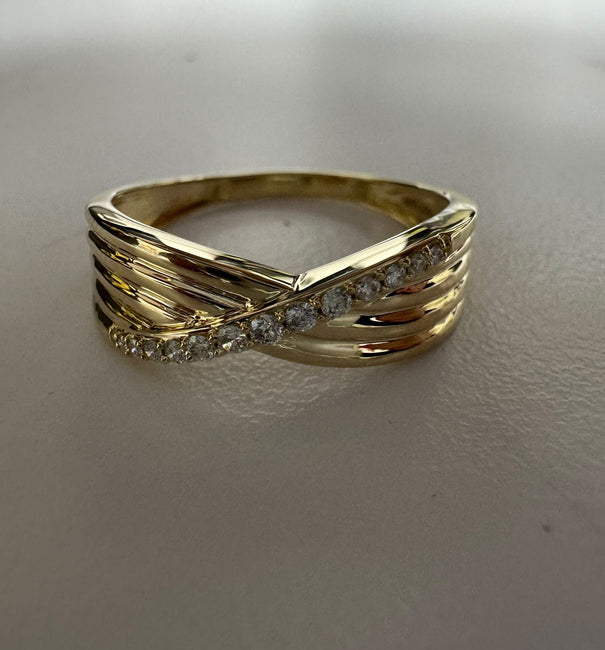 14KT YELLOW GOLD DIAMOND CROSSOVER FLUTED RING